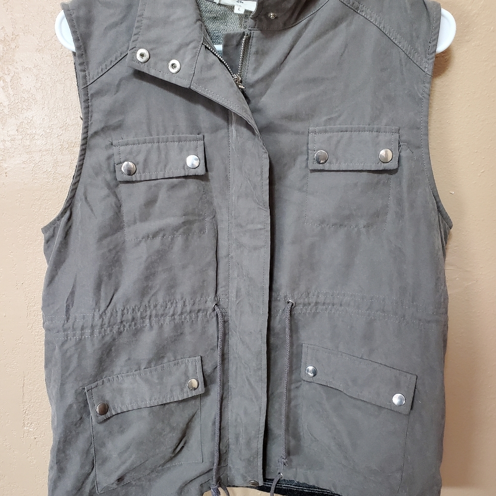 Entro Utility vest size L aztec print on back